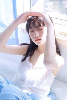 美女被挠脚心